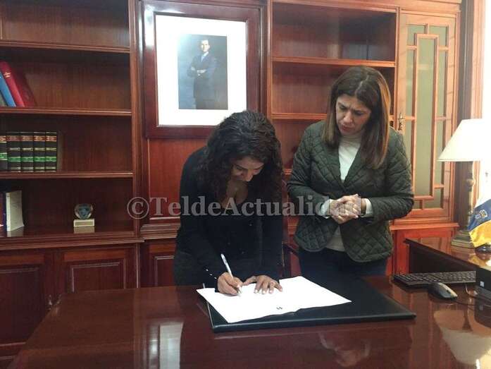 Fleitas firma en presencia de la alcaldesa Carmen Hernández su toma de posesión (Foto TA)